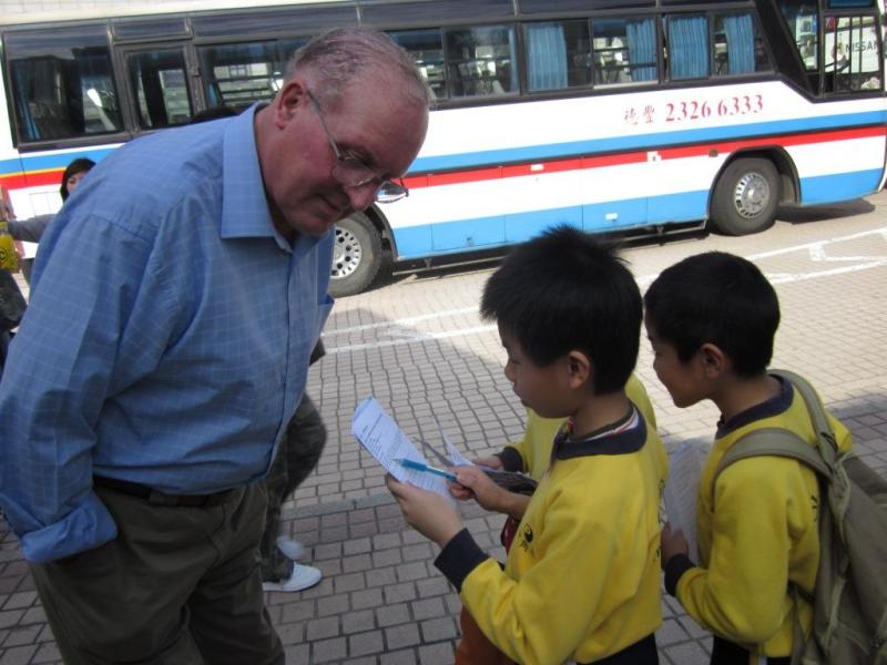 學生到訪赤柱認識香港外，更以英語訪問遊客，學習與人溝通技巧。
