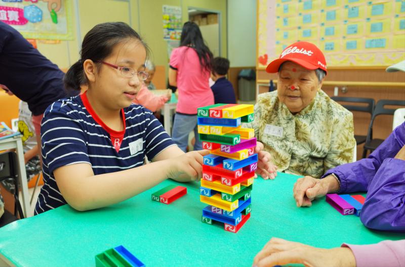 長者與青少年一同挑戰桌上遊戲。